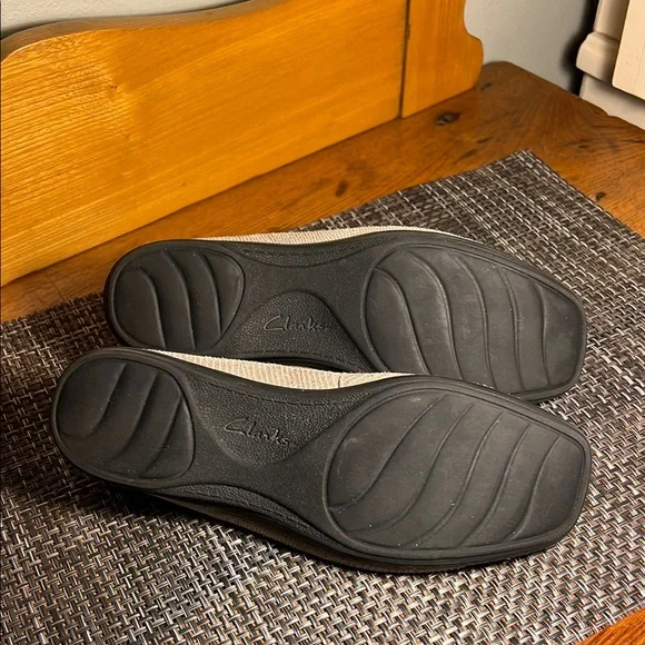 Clarks Cream Flats with Suede-like Material with a little sheen size 7.5 - Picture 5 of 6